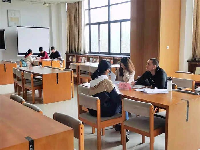 杭師大附中國際部學(xué)生考試